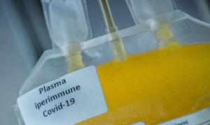 Studio boccia la terapia del plasma anti Covid-19: “Nessun effetto”