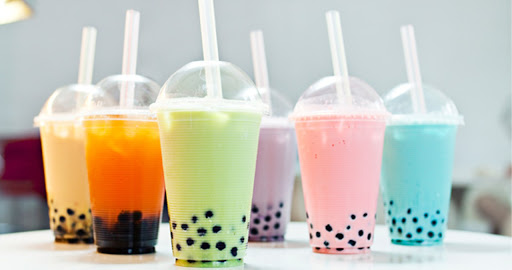 Beve bubble tea due volte al giorno per un mese: 18enne finisce in coma