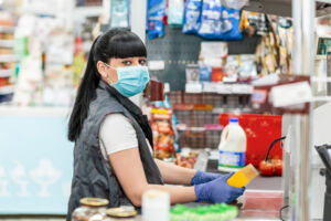 Coronavirus, OMS: “Sbagliato indossare i guanti al supermercato”