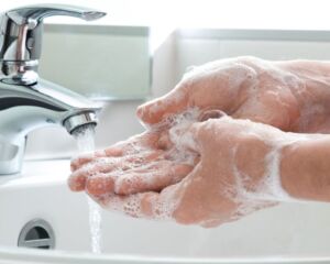 Coronavirus, meglio il disinfettante o l’acqua e sapone per pulire le mani?