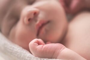 Perché il bambino di notte suda tantissimo? Cause e quando preoccuparsi