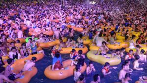 Wuhan, migliaia di cinesi in piscina per festeggiare il ferragosto (VIDEO)
