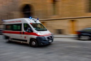 Va al Pronto Soccorso con la febbre, gli trovano un dente sul cranio