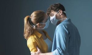 Consigli dal Canada: “Indossare la mascherina quando si fa l’amore”