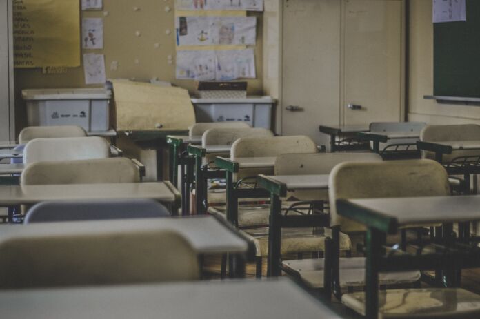 scuola classe banchi