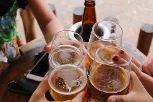 Cosa succede al corpo quando si beve troppo alcol? I rischi