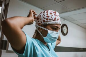 Medico non usa la mascherina e contagia oltre 100 persone