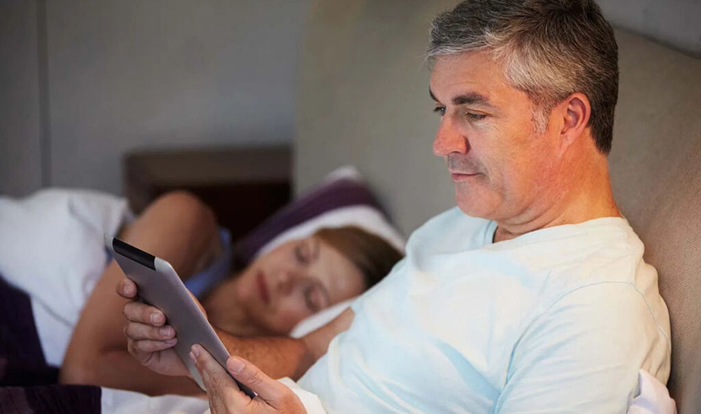 Usare smartphone e tablet di notte rende gli uomini sterili?