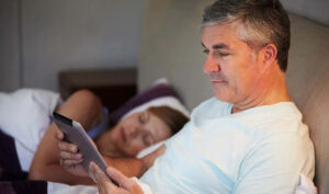Usare smartphone e tablet di notte rende gli uomini sterili?