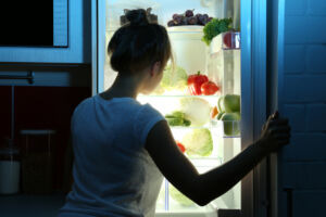 Sindrome da alimentazione notturna, come smettere di mangiare di notte?
