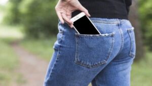 Smartphone in tasca, quando può creare danni alla salute?