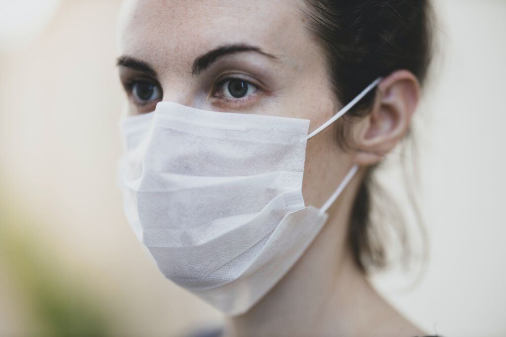 Indossare la mascherina per tanto tempo causa problemi respiratori?