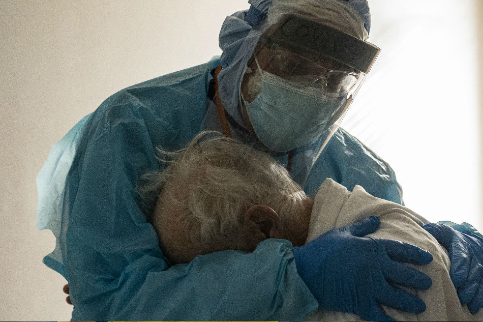 Medico abbraccia paziente con il Covid-19, la foto fa il giro del mondo