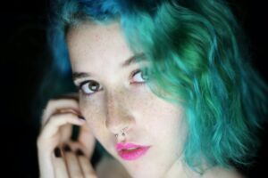 Perché i capelli non possono essere rosa o blu? Cosa determina il colore?