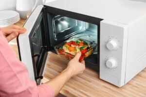 5 alimenti che diventano tossici se cucinati al forno a microonde
