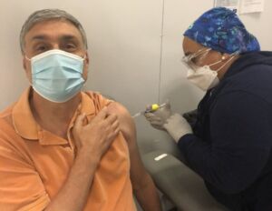 Si è vaccinato il virologo Silvestri: “La scienza ci sta tirando fuori dall’incubo”