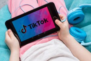 Bimba morta per Challenge su TikTok, lo psicologo: “Riflettiamo sull’uso dei social”