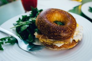 Bagel, quante calorie contiene e quali sono i nutrienti?