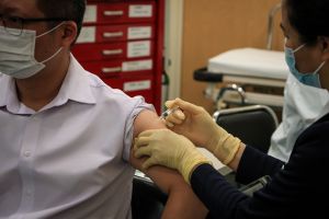 Possiamo toglierci la mascherina se siamo completamente vaccinati?