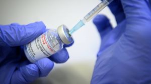 Covid-19, Infermiera inietta soluzione salina al posto del vaccino