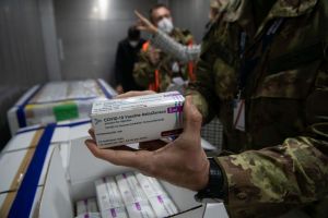 Vaccino, arrivate a Pratica di Mare 430mila dosi di AstraZeneca