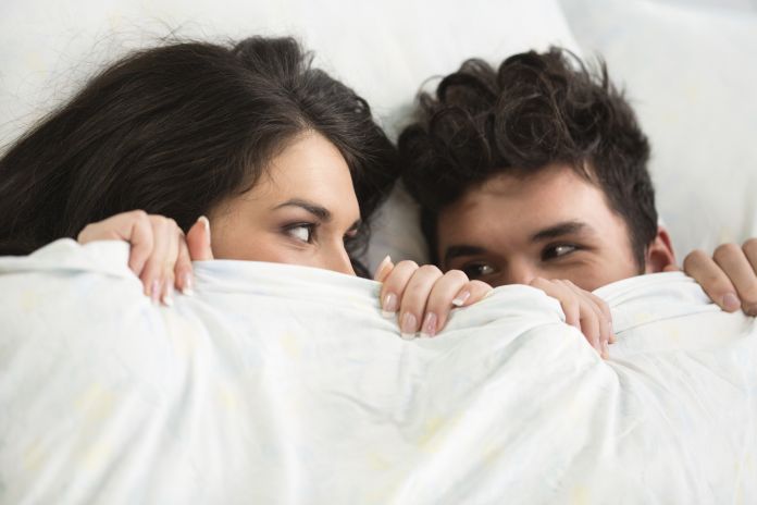 coppia sotto le coperte
