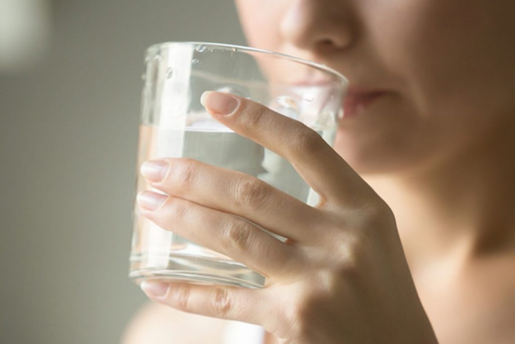 Dobbiamo davvero bere un litro e mezzo d’acqua al giorno?