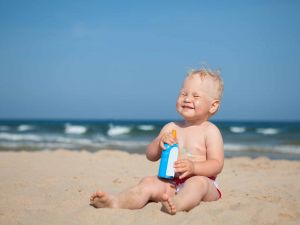 Come scegliere la corretta protezione solare per bambini