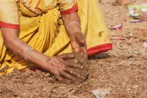 In India c’è chi si copre con lo sterco di vacca per proteggersi dal Covid