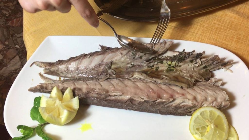 Come rimuovere una lisca di pesce che resta nella gola?