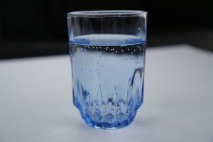 È vero che l’acqua frizzante aiuta a digerire? E fa ingrassare?