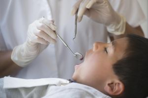A un bambino di 7 anni sono stati estratti più di 500 denti dalla bocca