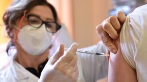 50enne prova a vaccinarsi con il braccio finto, è un medico No Vax