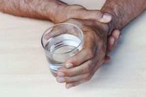 Prevenire l’osteoporosi con il giusto apporto idrico