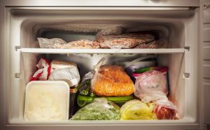 Quali sono gli alimenti che non vanno mai messi nel congelatore?