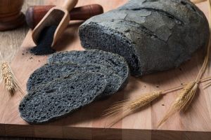 Pane nero al carbone vegetale, cos’è, ingredienti e benefici