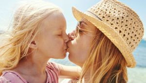 Baciare i propri figli sulla bocca è sbagliato?