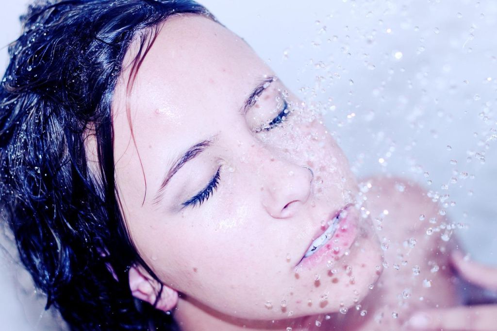 Perché fare la doccia con l’acqua fredda fa bene alla salute?