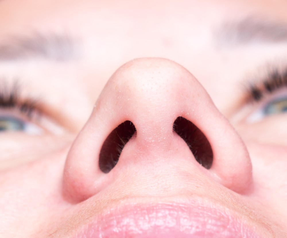 È pericoloso strappare via i peli dal naso?