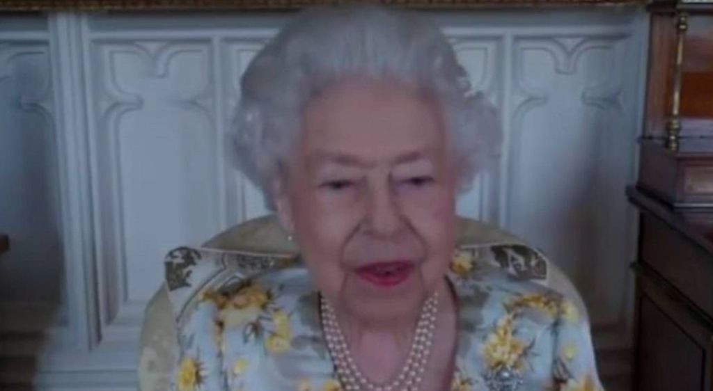 Regina Elisabetta “stanca ed esausta” fatica a deambulare, cos’ha?