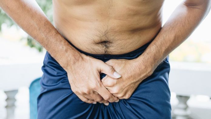 uomo operato pene peli pubici