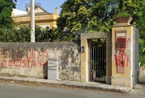 Raid dei No vax a Palermo, scritte sui muri della sede dell’Ordine dei medici