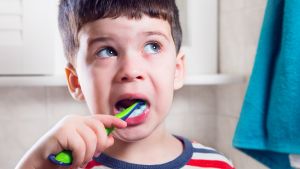 Troppo dentifricio può essere pericoloso per i bambini