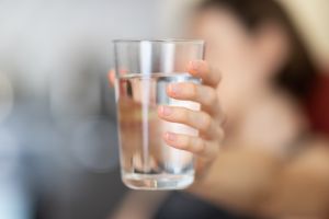 Iponatriemia, quando anche bere troppa acqua può far male