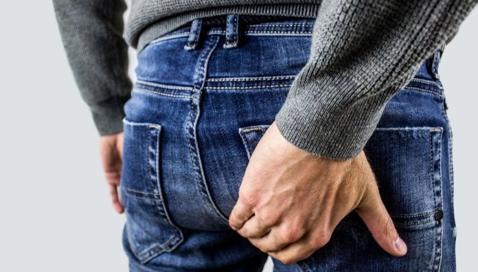 come-mai-vengono-le-emorroidi Quante volte ti è capitato di soffrire di emorroidi? Se stai iniziando a leggere questo articolo, quasi sicuramente è un problema che, almeno una volta, ti ha riguardato in prima persona. Magari ti è capitato spesso di chiederti come mai vengono le emorroidi. In questo articolo, ci siamo dati come obiettivo quello di darti una risposta semplice a questa domanda. Prima di iniziare a leggere, ricorda sempre che, in caso di dubbi, il principale punto di riferimento deve essere il tuo medico curante. Cause delle emorroidi: ecco cosa sapere Le emorroidi sono una condizione che, alla base, ha il rigonfiamento delle vene emorroidarie. Queste ultime sono situate a livello dell'ultima parte dell'intestino retto. Possono essere: interne, ossia situate nel canale anale. In questo caso, si parla di assenza di dolore; esterne, ossia localizzate a livello dell'orifizio. Ogni volta che ci si sforza fuoriescono e non rientrano. La condizione appena descritta, sia nel caso in cui si parla di emorroidi interne, sia quando si ha a che fare con le emorroidi esterne, non compromette la sopravvivenza di chi la sperimenta. Di certo c'è che sono fastidiose: le emorroidi, infatti, possono provocare dolore e sanguinamento. In casi rari, all'interno di esse possono formarsi dei coaguli di sangue. Come in molti casi, anche in questo la prevenzione ha un ruolo chiave. Ecco perché è il caso di informarsi bene in merito alle cause delle emorroidi. La scienza non si è ancora pronunciata chiaramente in merito. Gli esperti dell'Istituto Superiore di Sanità ricordano che tra i fattori che possono provocare le emorroidi rientrano: eccessivi sforzi durante l'espulsione delle feci; permanenza prolungata sul wc; peso eccessivo od obesità; gravidanza (durante la gestazione, a causare le emorroidi sono sia i cambiamenti ormonali, sia la pressione esercitata dal feto). Quando ci si chiede come mai vengono le emorroidi, è bene citare anche alcuni fattori di rischio. Tra questi compare la stitichezza, spesso causata da una dieta povera di fibre (questi nutrienti, fondamentali per la funzionalità dell'intestino, come rivelato da uno studio di pochi anni fa possono contribuire anche alla riduzione del rischio di cancro ai polmoni). Un altro aspetto da considerare quando si parla di cause delle emorroidi e di fattori di rischio è l'avanzare dell'età. In questo frangente, alla base del problema c'è il fatto che, nei soggetti anziani, i tessuti a sostegno dei vasi ematici presenti sull'ano tendono a perdere tono. Nelle righe precedenti abbiamo fatto cenno alla stitichezza come fattore di rischio per l'insorgenza delle emorroidi. Doveroso è ricordare anche il ruolo della situazione opposta, ossia la diarrea. In questo frangente, si può sperimentare una condizione di irritazione della mucosa rettale e, di riflesso, un aumento del rischio dell'insorgenza delle emorroidi. Emorroidi: i rimedi naturali Una volta capito come mai vengono le emorroidi, si può agire con rimedi naturali o, per meglio dire, azioni preventive. Oltre all'aumento controllato dell'apporto di fibre nella dieta - essenziale è rivolgersi a un nutrizionista per evitare errori - è importante bere ogni giorno almeno 8 bicchieri d'acqua. Nodale è anche l'attività fisica. La sedentarietà, infatti, può causare o peggiorare le emorroidi. Se per motivi di lavoro si tende a stare seduti a lungo, è basilare alzarsi ogni ora circa e camminare per la stanza.