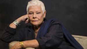 Il dramma di Judi Dench, non può leggere o scrivere