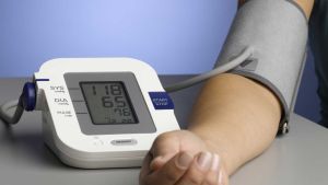 Il posto migliore per misurare la pressione sanguigna? A casa o dal medico?