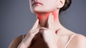 Mal di gola, i sintomi e 4 rimedi casalinghi