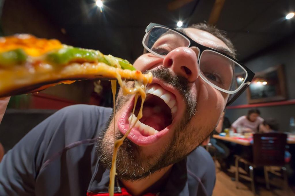 Perché sarebbe meglio mangiare con la bocca aperta.
