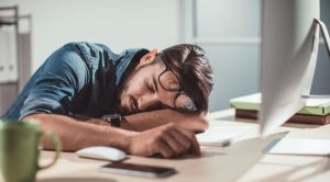 Perché la mancanza di sonno può farci perdere la vista